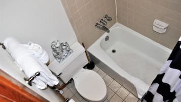 Lakás, több ágy (Fox Pine Lodge 4 bed 4 bath FPAF4) | Fürdőszoba | Zuhanyzó/kád kombinációja és törölközők