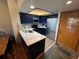 Refrigerador con freezer, microondas, horno, placa de cocina