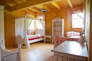Une pièce en bois avec un lit, une table et une chaise.