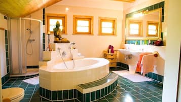Badewanne, Haartrockner, Handtücher
