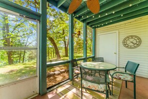 Outdoor dining - Bluffs Oasis 2 Bedroom Condo by RedAwning (Branson)