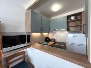 Fridge, stovetop, coffee/tea maker
