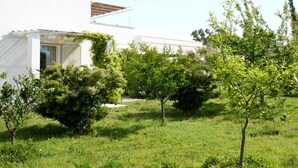 A modern white building with a flat roof and a small window. - Masseria Faresalento (Gallipoli)