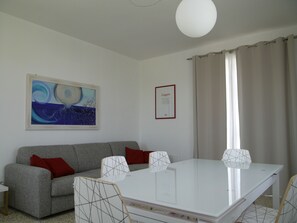 Leilighet – superior, 2 soverom | Oppholdsrom | Flatskjerm-TV