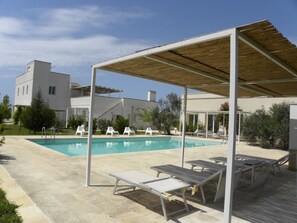 Seasonal outdoor pool, open 9 AM to 7 PM, pool umbrellas, sun loungers - Masseria Faresalento (Gallipoli)