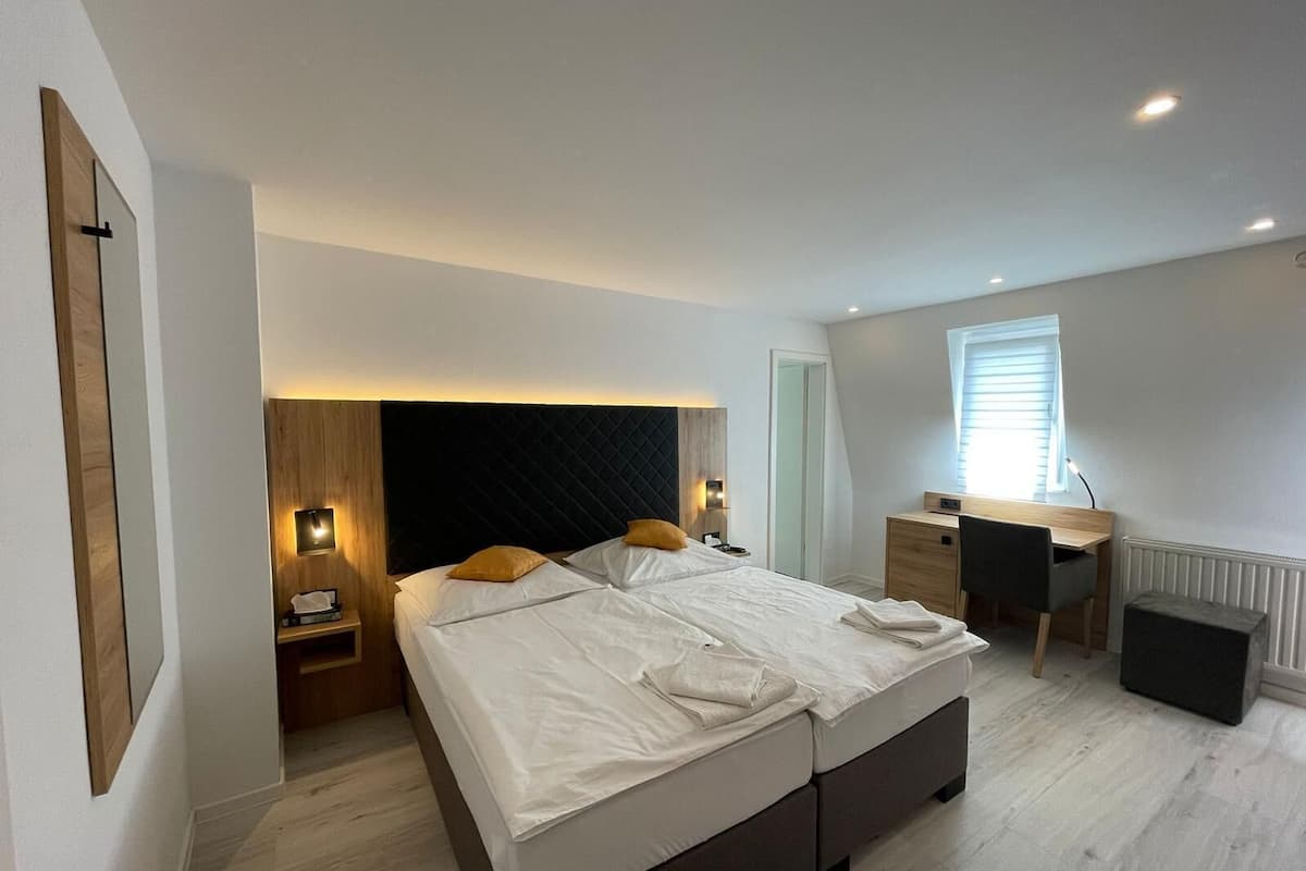 Deluxe driepersoonskamer, privébadkamer | Een bureau, gratis wifi, beddengoed