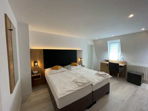 Deluxe Triple Room, Private Bathroom