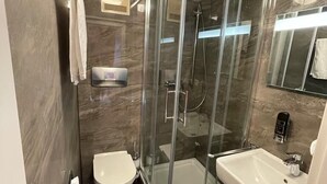 Einzelzimmer, eigenes Bad, Stadtblick | Badezimmer | Dusche, kostenlose Toilettenartikel, Handtücher