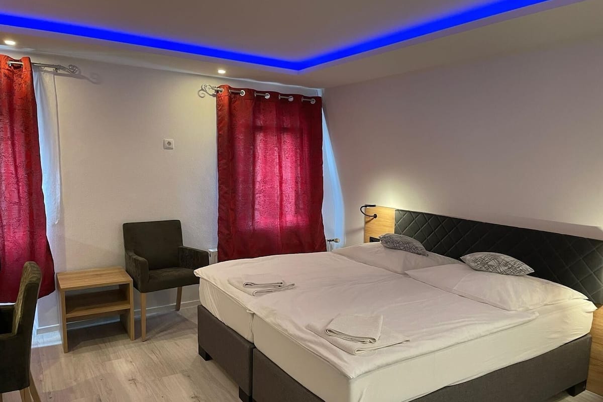 Tweepersoonskamer, privébadkamer, uitzicht op de stad | Een bureau, gratis wifi, beddengoed
