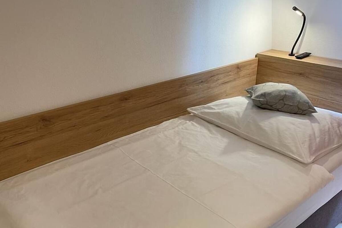 Eenpersoonskamer, privébadkamer, uitzicht op de stad | Een bureau, gratis wifi, beddengoed