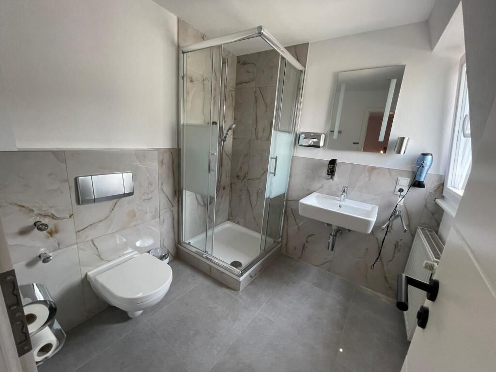 Deluxe Triple Room, Private Bathroom | Bathroom | Shower, free toiletries, towels