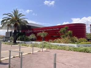 Um edifício vermelho com a inscrição