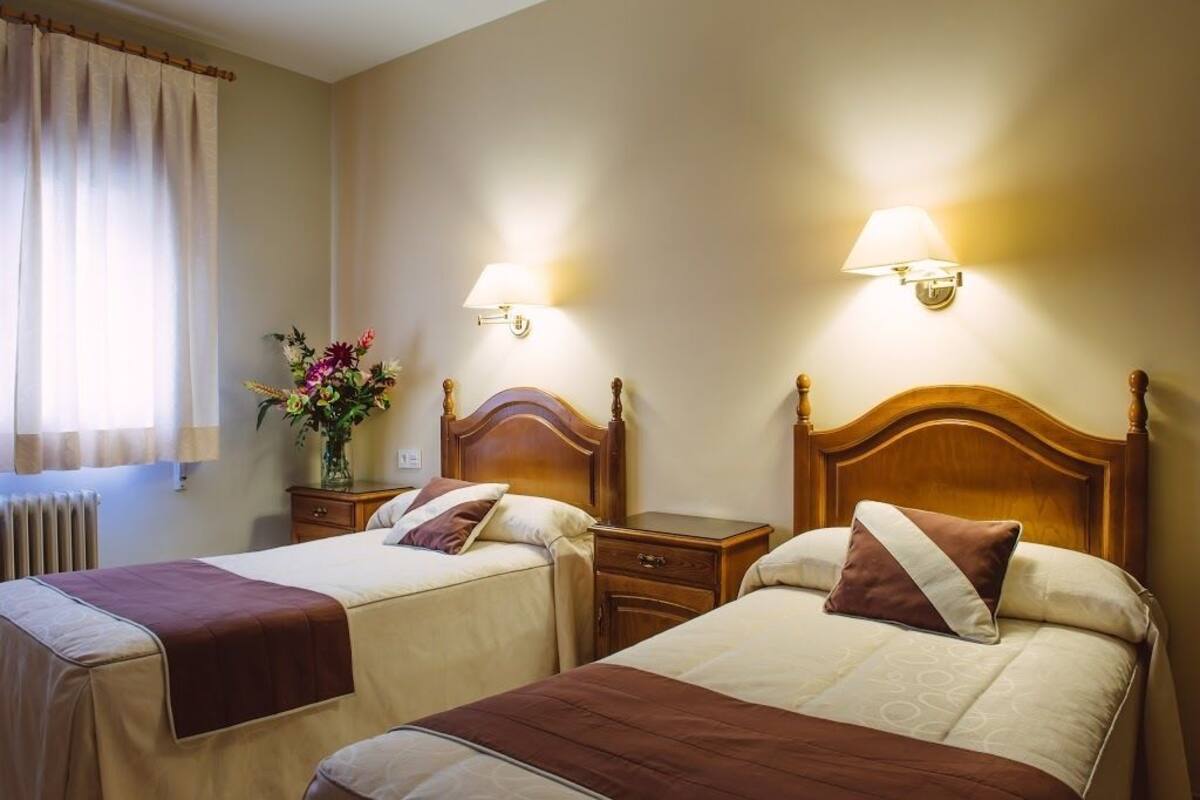 Chambre avec lits jumeaux | Bureau, lit de bébé (supplément), accès au Wi-Fi (inclus)