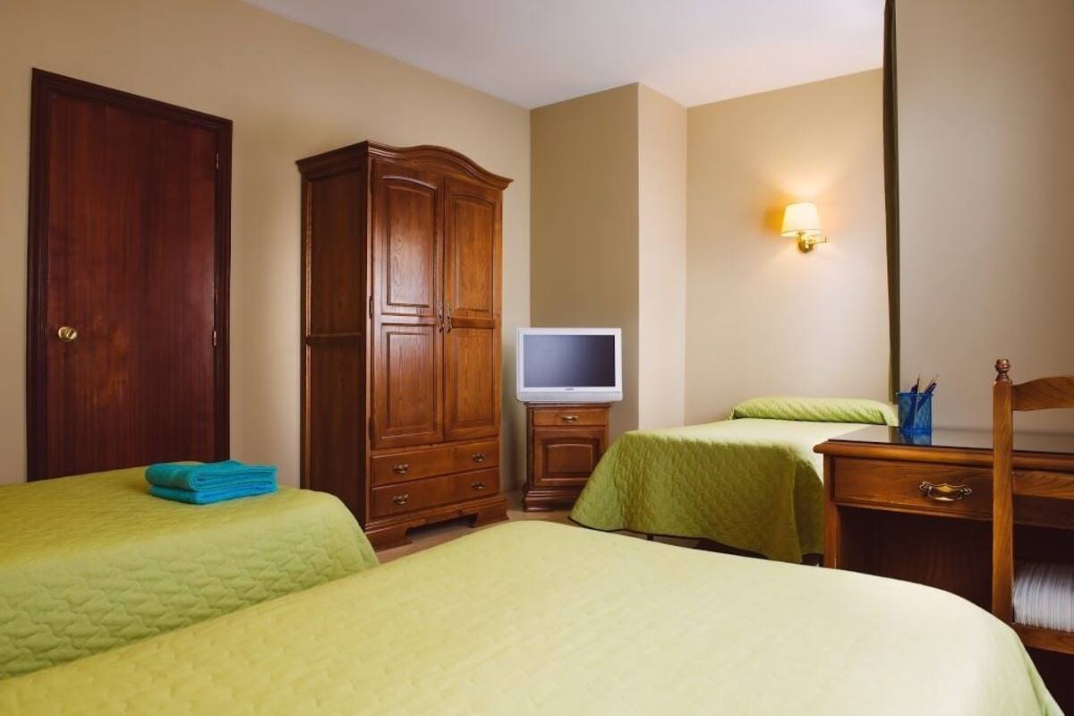 Chambre triple | Bureau, lit de bébé (supplément), accès au Wi-Fi (inclus)