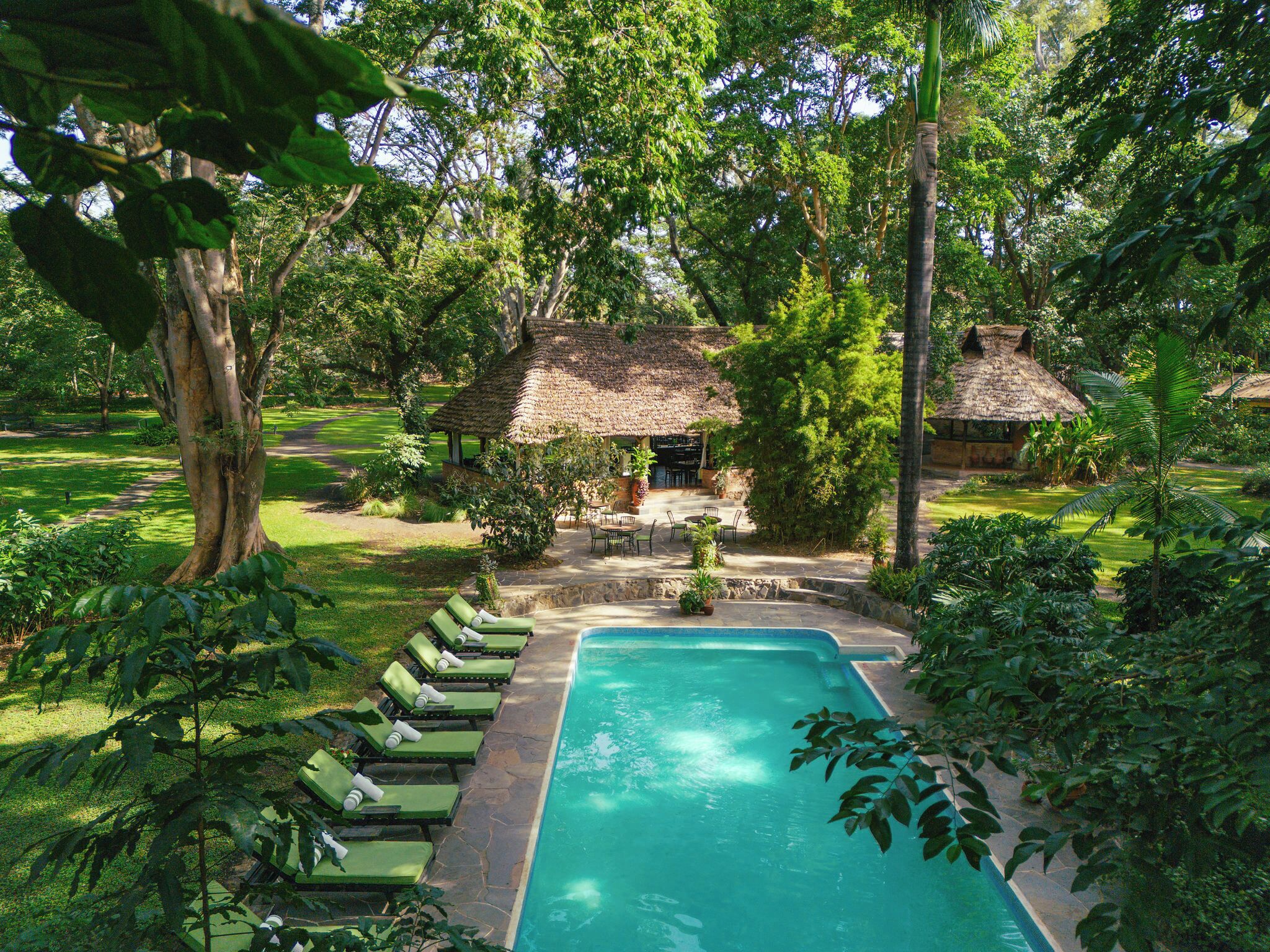 Udendørs pool, åben fra kl. 08.00 til kl. 18.00, liggestole