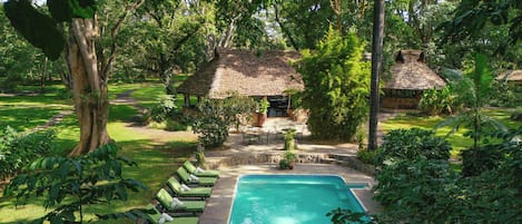 Udendørs pool, åben fra kl. 08.00 til kl. 18.00, liggestole