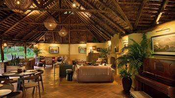 供应早餐、午餐和晚餐