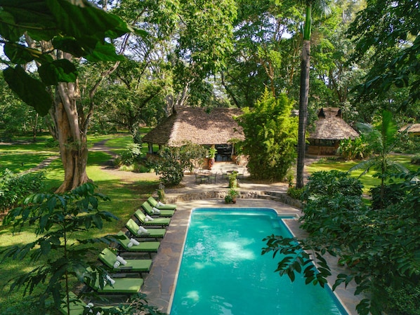 Piscina externa, funciona das 8h às 18h, espreguiçadeiras
