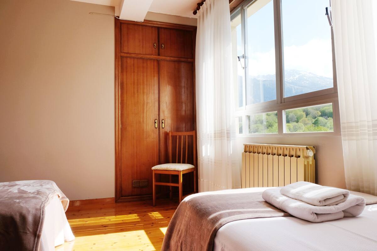 blackout curtains, free wifi, bed sheets