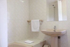 Tina con regadera, amenidades de baño gratuitas, secadora de cabello 