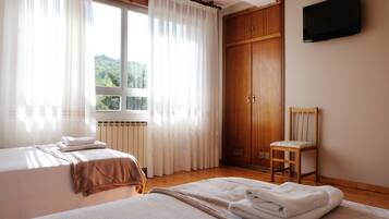 Habitación con 2 camas individuales | Cortinas opacas, wifi gratis, ropa de cama