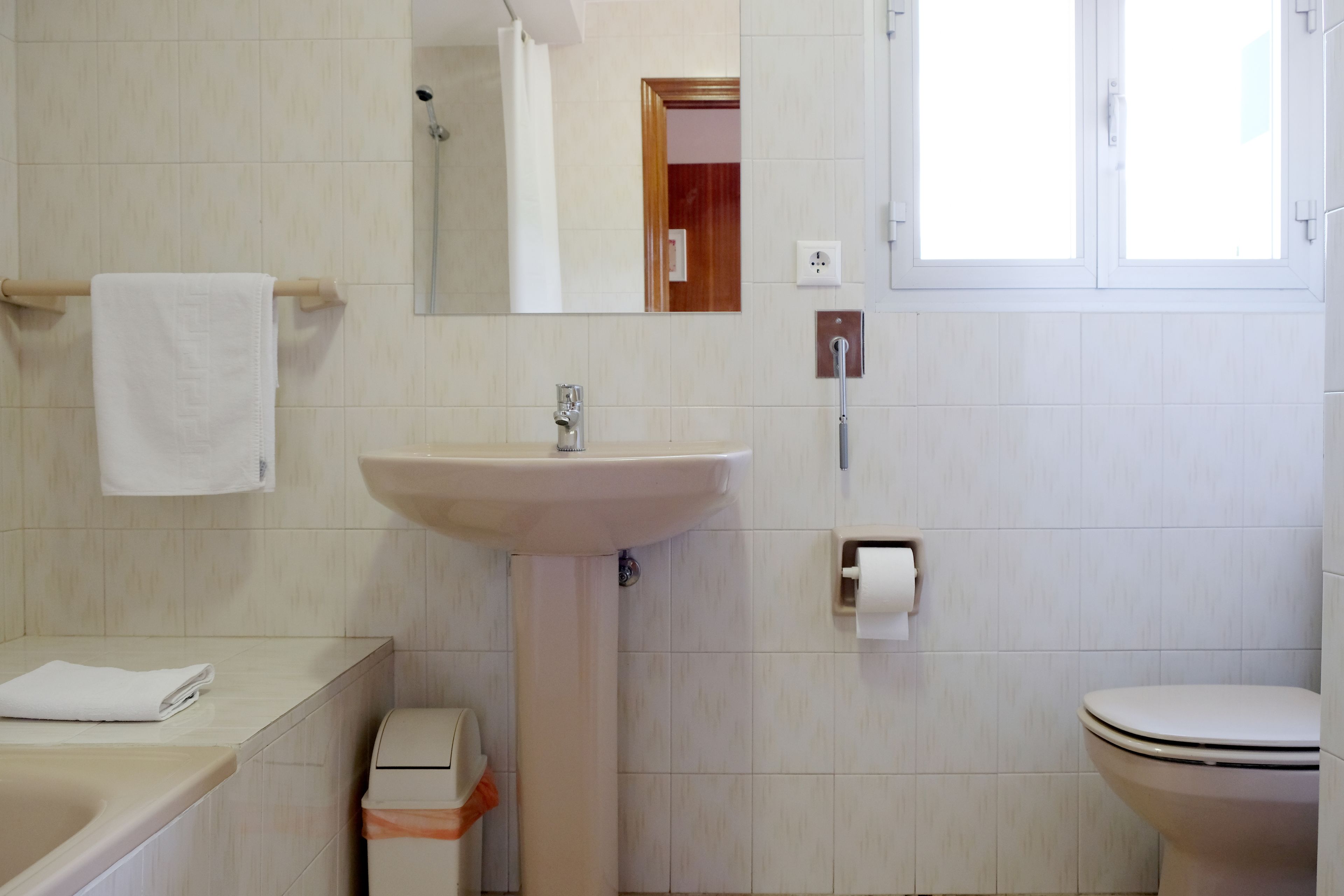 combined shower/bathtub, free toiletries, hair dryer, towels