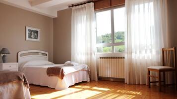 Cortinas opacas, wifi gratis, ropa de cama