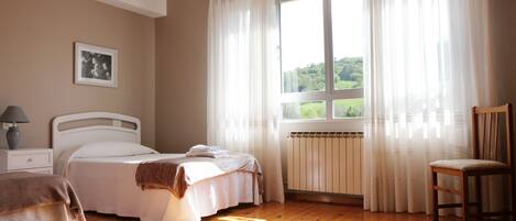 Blackout drapes, free WiFi, bed sheets