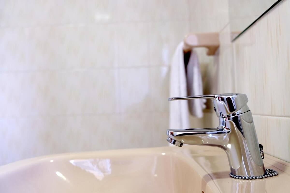 combined shower/bathtub, free toiletries, hair dryer, towels