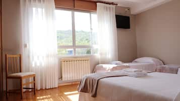 Cortinas blackout, wifi gratis y ropa de cama