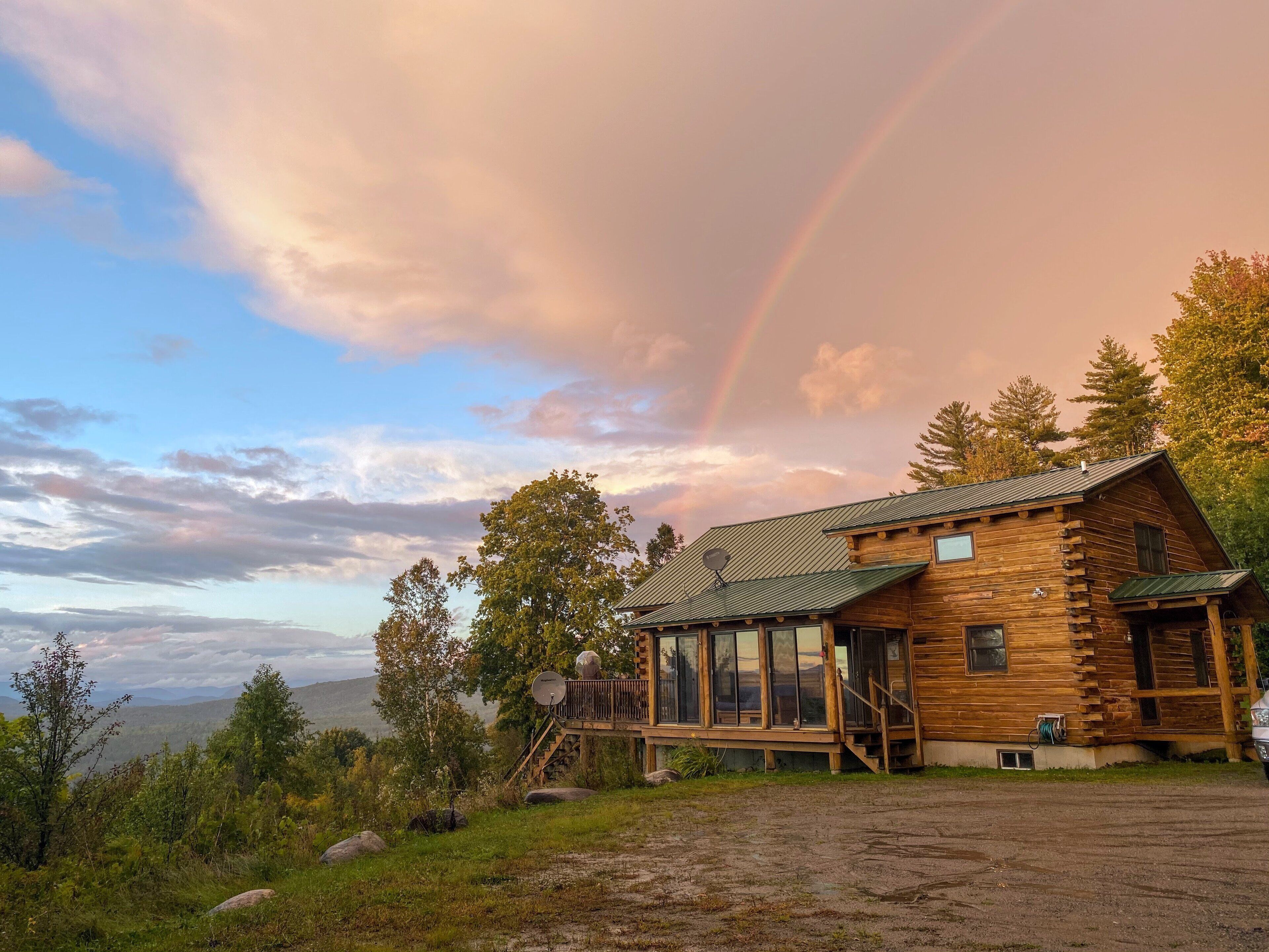 SI Incredible Views from this log cabin with large deck, huge yard, fire pit, hot tub!