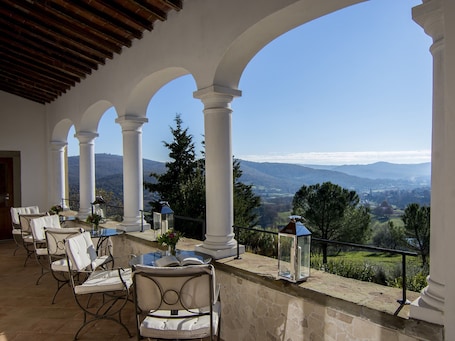 Lunch and dinner served . Il Verreno