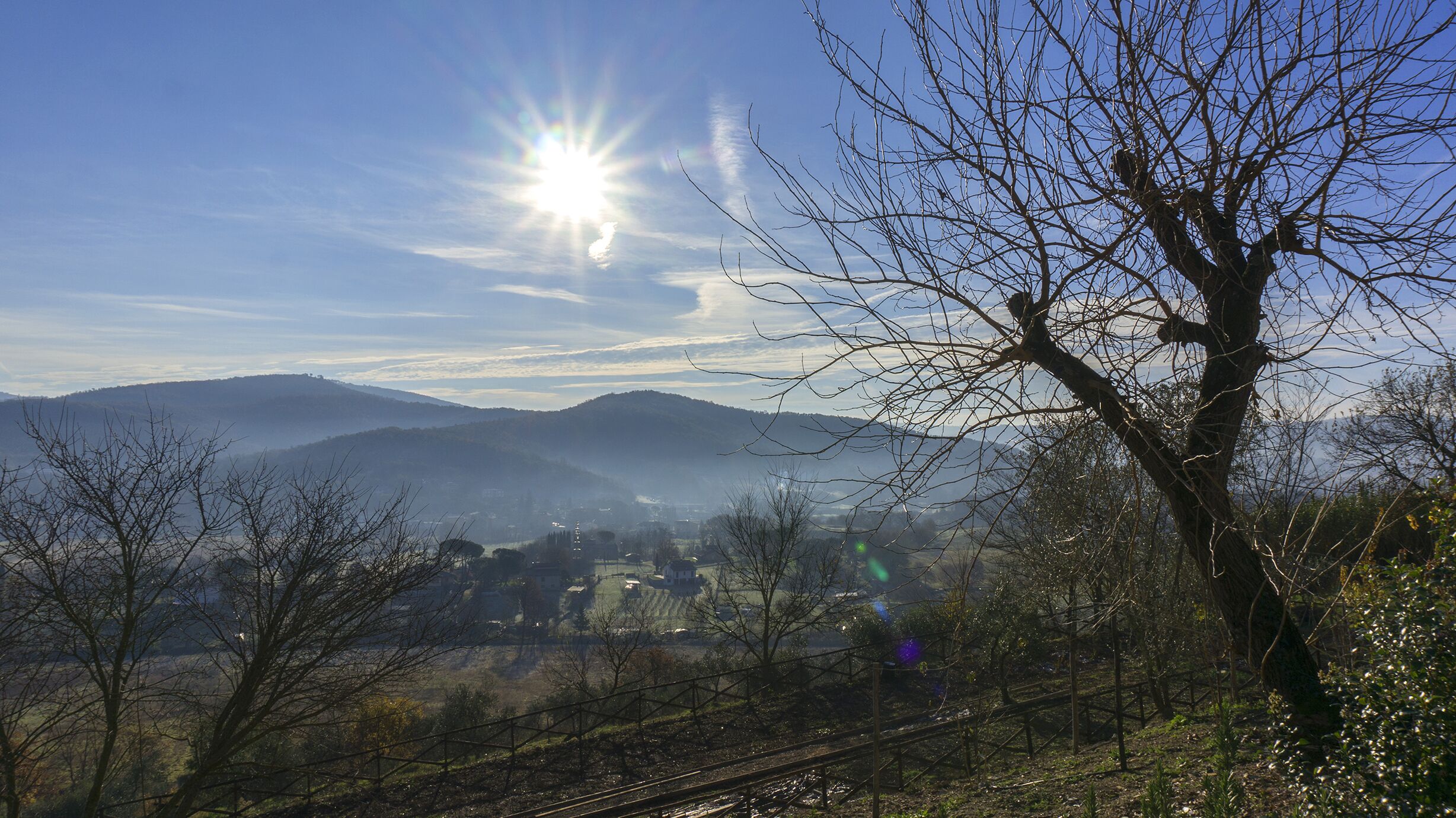 Eine Berglandschaft mit blauem Himmel und strahlender Sonne.
