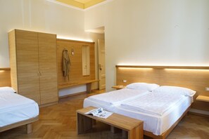 In-room safe, desk, free WiFi, bed sheets - Hotel Jarolim (Bressanone)