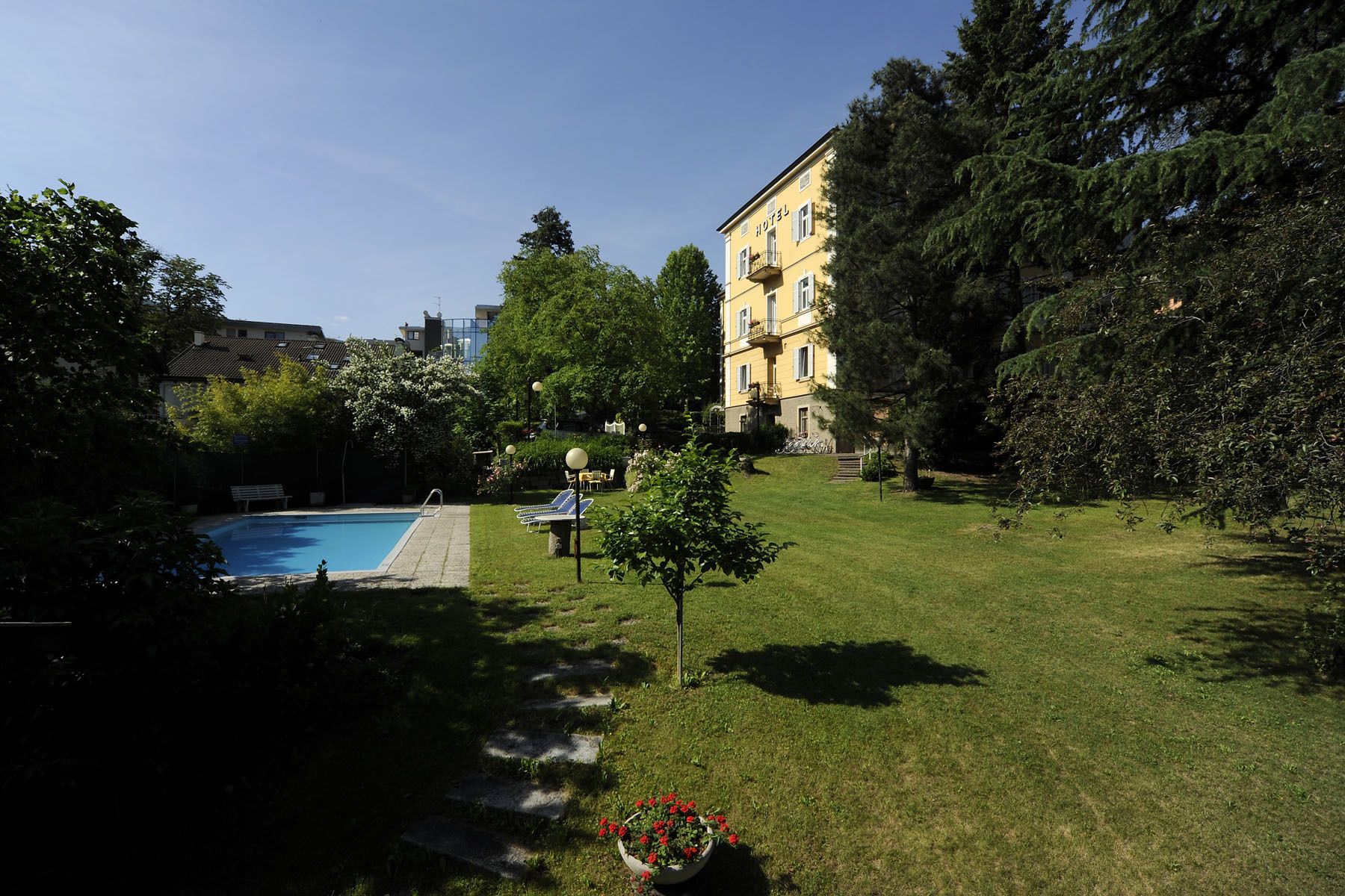 outdoor pool, pool loungers