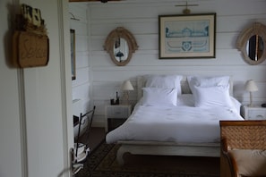 Suite (Seigle) | Individually decorated, individually furnished, desk, free WiFi - La Grange Des Marettes (Cleres)