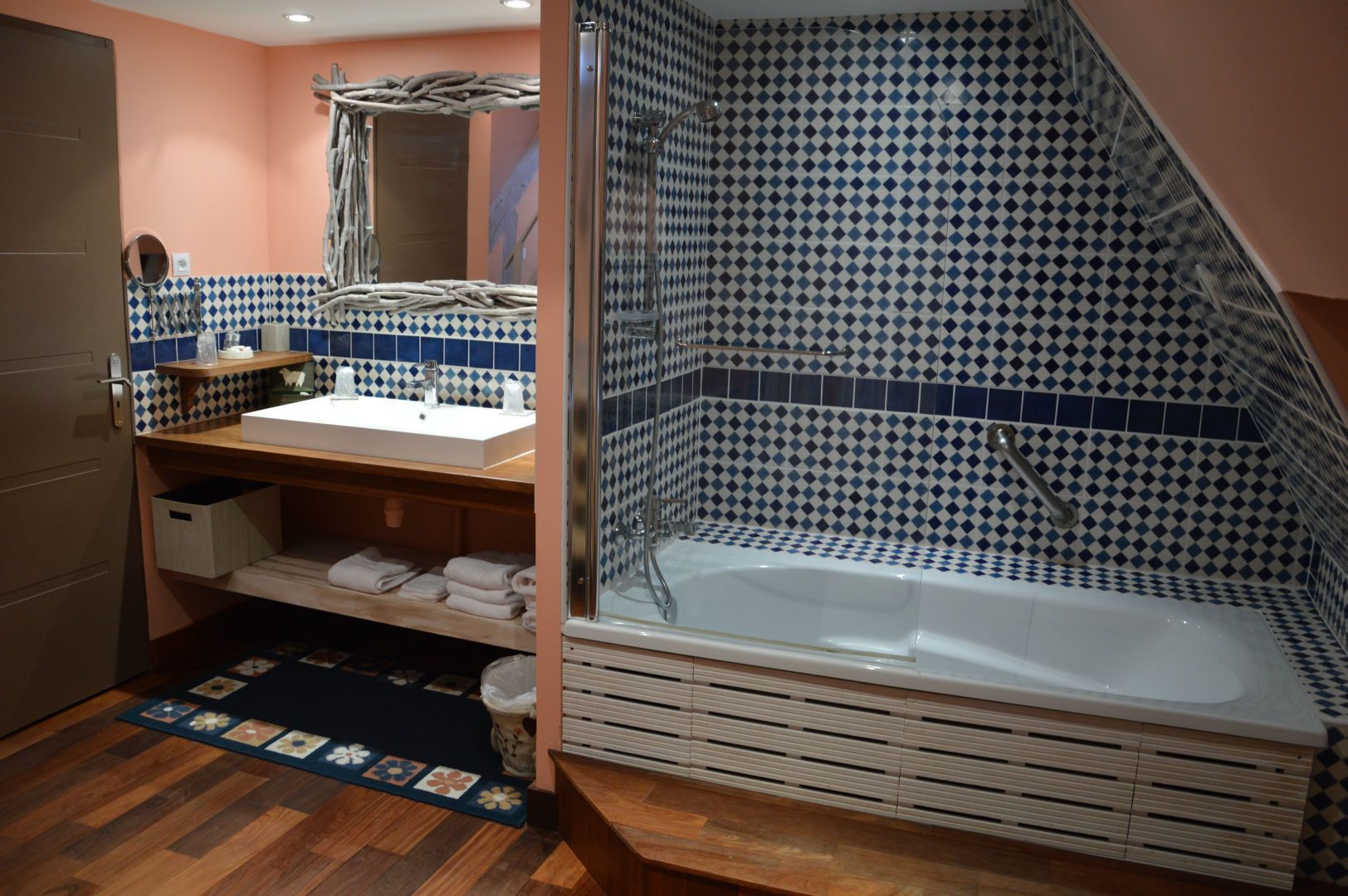 Une salle de bain avec une douche, un lavabo et un miroir.