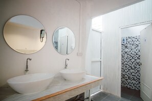 12-Bed Female Dormitory | Baño | Regadera, amenidades de baño gratuitas, secadora de cabello, toallas