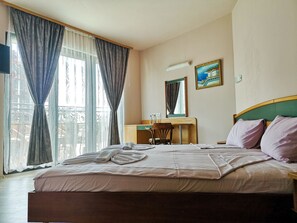 标准双人房或双床房, 无烟房 | 迷你吧、客房内保险箱、折叠床/加床（额外收费）、免费 WiFi