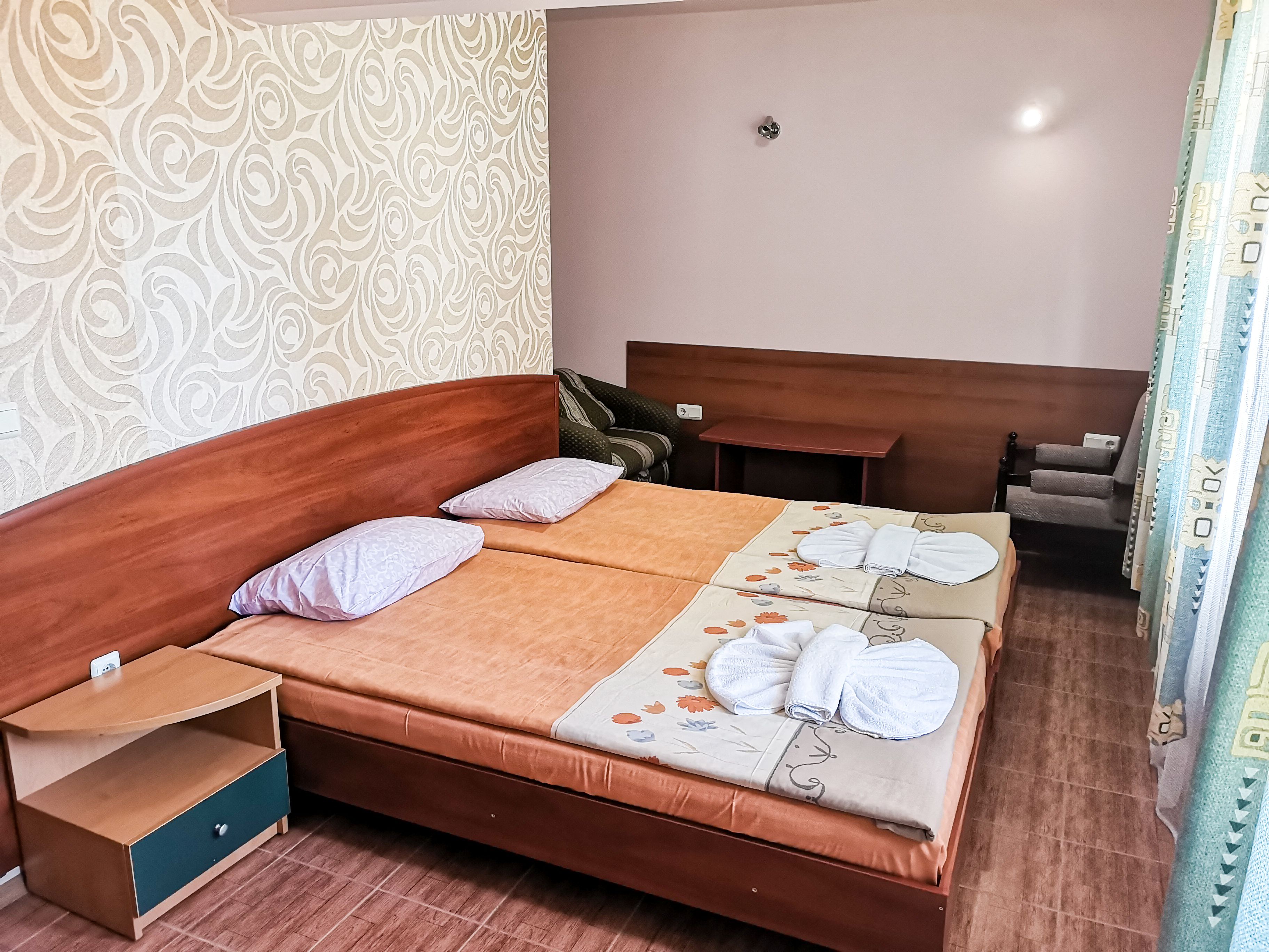 经济双人房或双床房 | 迷你吧、客房内保险箱、折叠床/加床（额外收费）、免费 WiFi