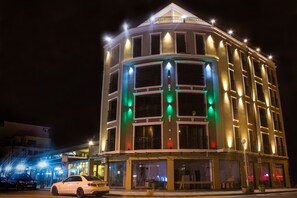 住宿正面 - 傍晚/夜晚