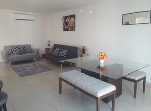 Traditional Penthouse, 2 Bedrooms, Kitchen, Lagoon View | Living area - Refugio Diamante (Acapulco)