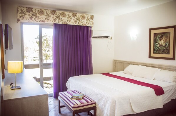 Suite, 1 letto king | Minibar, una cassaforte in camera, una scrivania, tende oscuranti