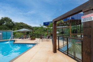 Outdoor pool, a waterfall pool - Pousada Dona Carmita (Brumadinho)