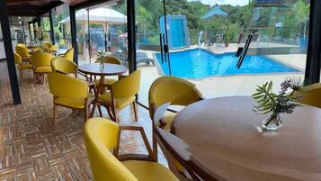 Café da manhã com buffet grátis todos os dias