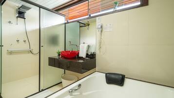 Luxury Chalet, Hot Tub | Bilik Mandi | Pengering rambut, tuala disediakan