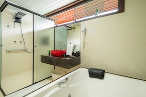 Chalet Luxe, bain Ă remous | Salle de bain | SĂšche-cheveux, serviettes fournies