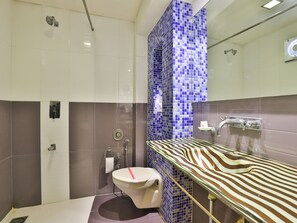 Double or Twin Room | Bathroom | Shower, rainfall showerhead, free toiletries, towels