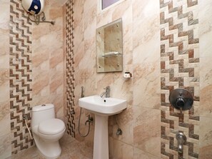 Shower, rainfall showerhead, free toiletries, towels