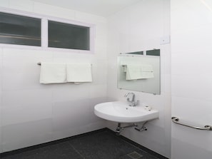 Shower, rainfall showerhead, free toiletries, towels